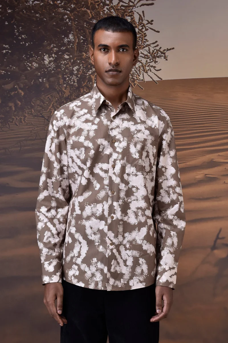 جينات ليكوانت هيمانت قميص بطبعة ضربات فرشاة بيج دافئ